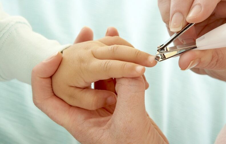 Cut the nails to a child